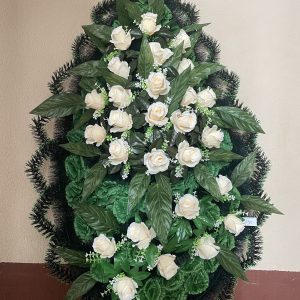 Венок В14 — траурный ритуальный венок из белых роз и зелени. Идеально подходит для церемоний и памят.